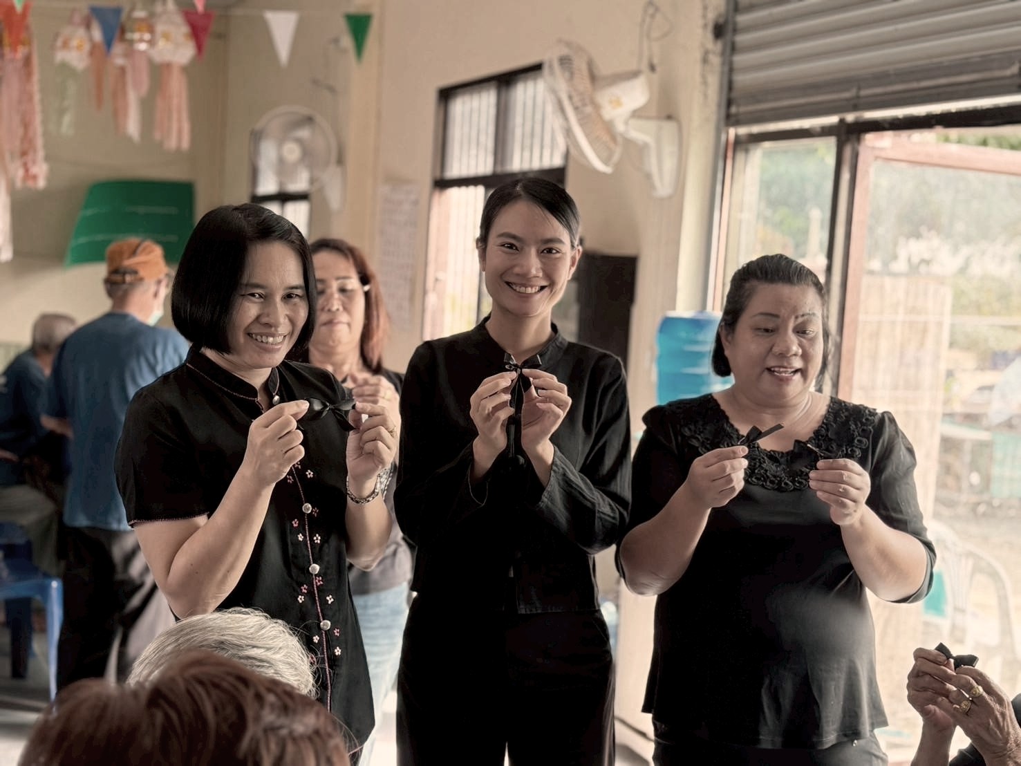 พช.ดอยหลวง : ร่วมกันทำริบบิ้นสีดำแจกจ่ายให้แก่ประชาชนและข้าราชการร่วมถวายความอาลัยแด่สมเด็จพระนางเจ้าสิริกิติ์ พระบรมราชินีนาถ พระบรมราชชนนีพันปีหลวง