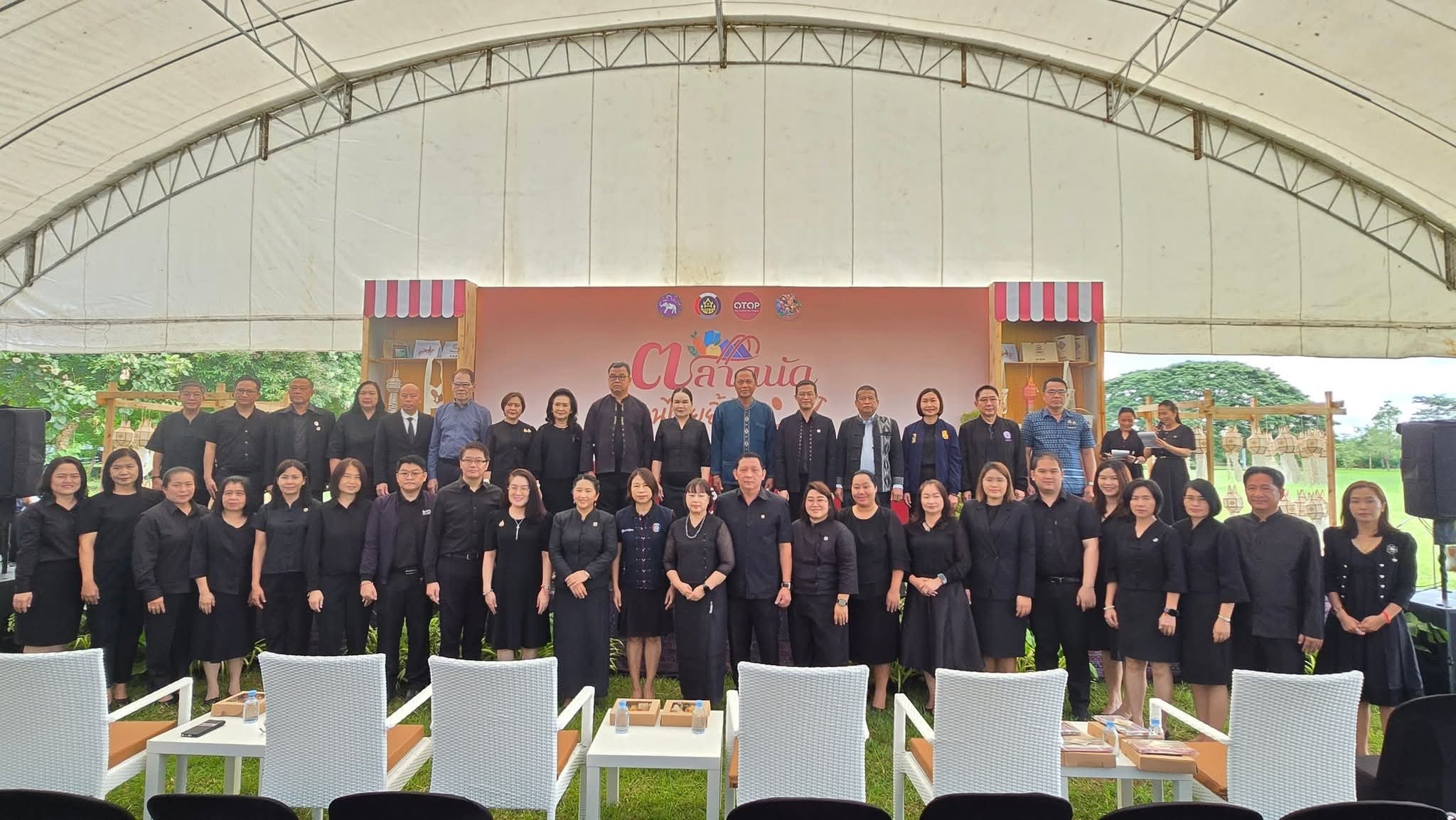 *** พช.ดอยหลวง ร่วมกิจกรรมโครงการส่งเสริมและพัฒนาช่องทางการตลาดผลิตภัณฑ์ชุมชน ฟื้นฟูเศรษฐกิจฐานรากหลังอุทกภัย @เชียงราย