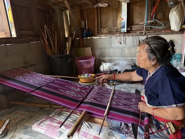 พช.ดอยหลวง ลงพื้นที่ติดตามเยี่ยมกลุ่ม OTOP เสริมสร้างความเข้มแข็งกลุ่มทอผ้ากะเหรี่ยงบ้านหนองด่าน