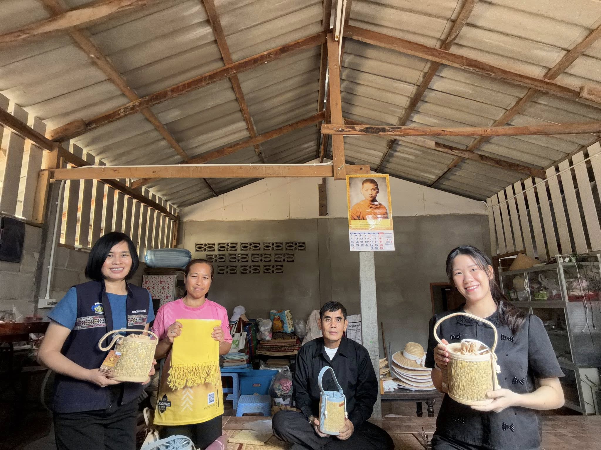 พช.ดอยหลวง ลงพื้นที่เยี่ยมกลุ่ม OTOP ส่งเสริมอาชีพชุมชนเข้มแข็งกลุ่มทอผ้าและทอเสื่อกกบ้านทุ่งโป่ง