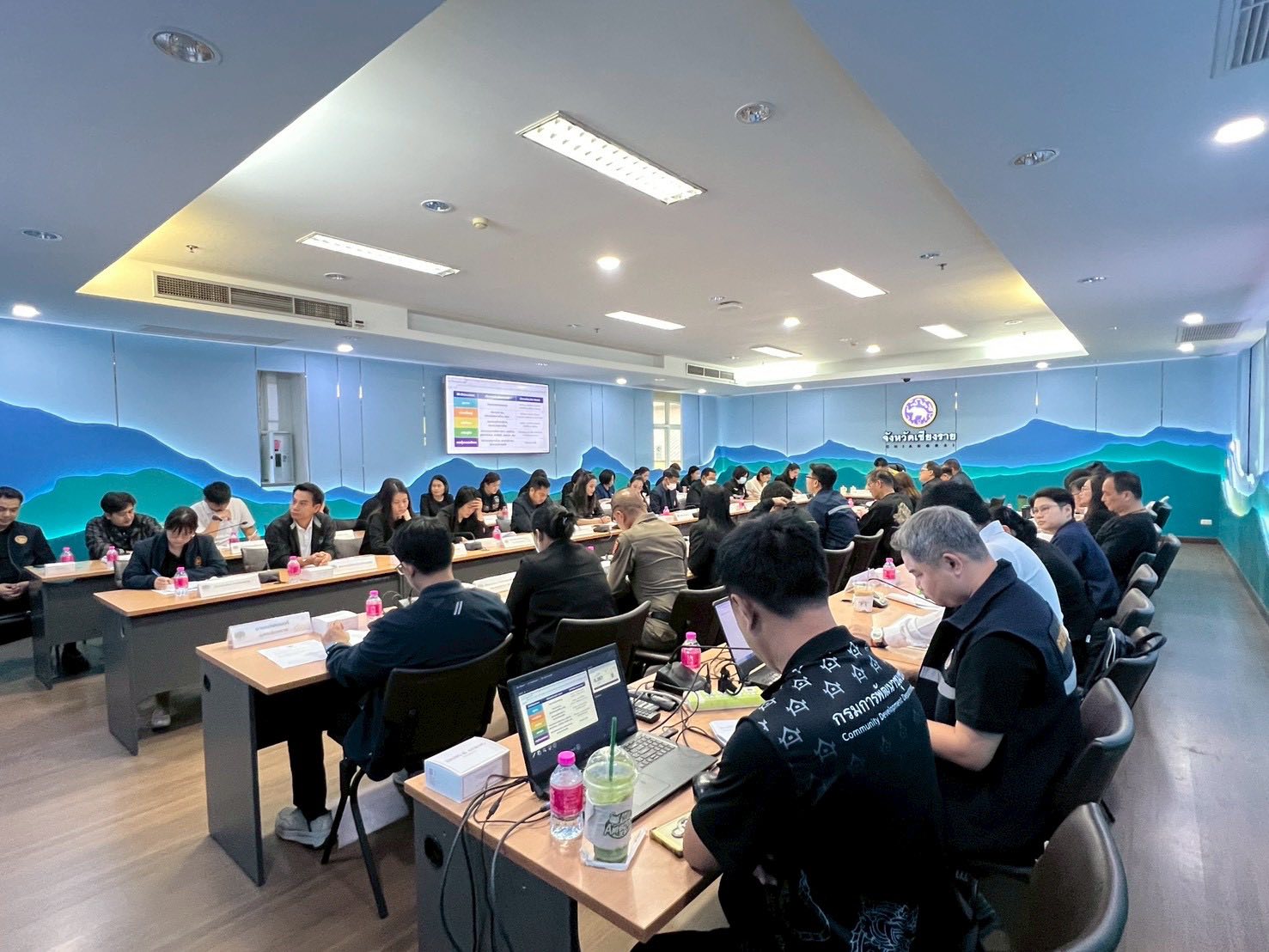 พช.ดอยหลวง ร่วมประชุมส่งเสริมการบูรณาการกลไกการขับเคลื่อนการขจัดความยากจนระดับจังหวัด ครั้งที่ 1/2569 มุ่งแก้ไขปัญหาความยากจนแบบพุ่งเป้า ยกระดับคุณภาพชีวิตประชาชนอย่างยั่งยืน