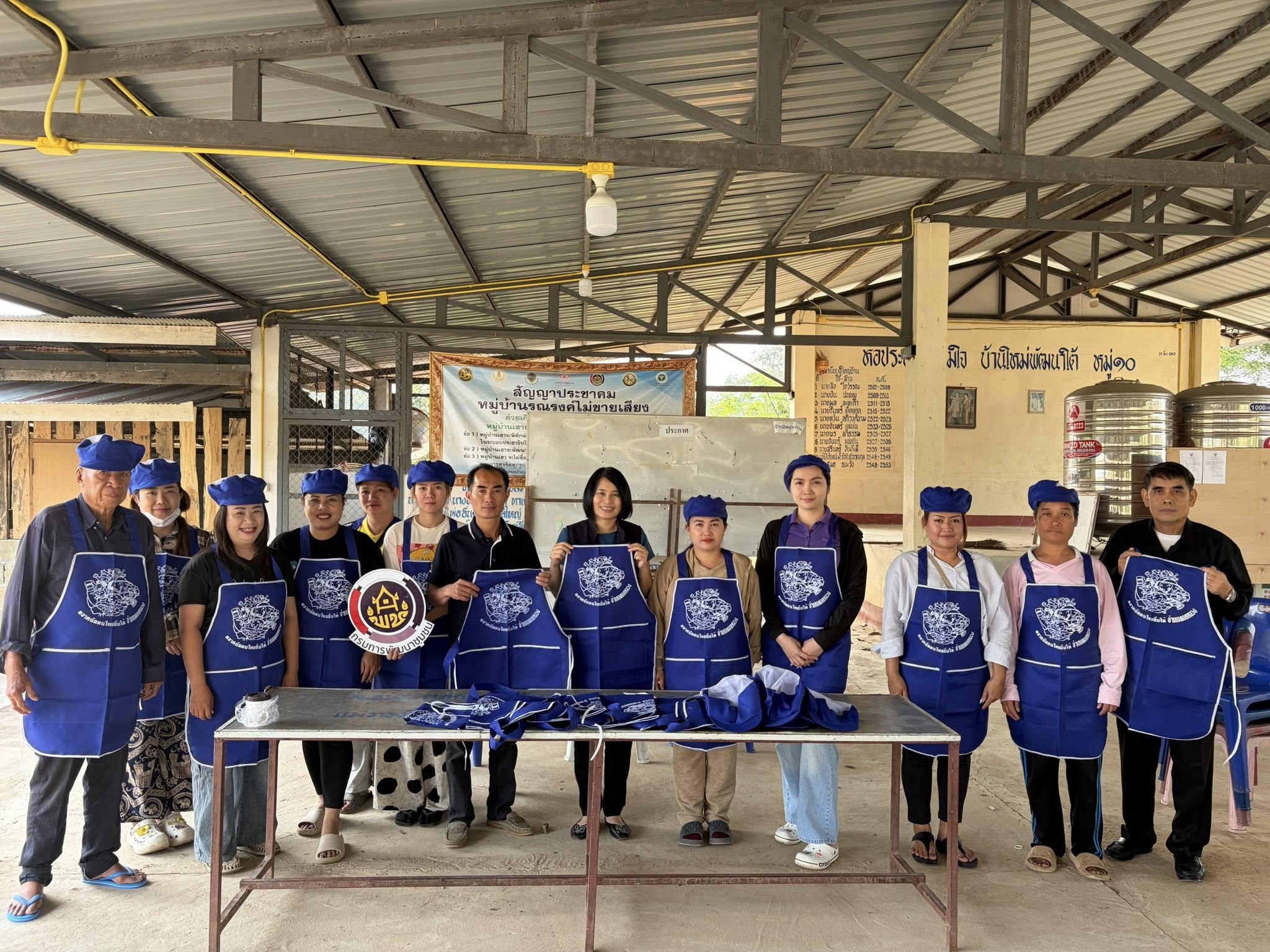 พช.ดอยหลวง มอบผ้ากันเปื้อน “ตลาดนัดคนไทยยิ้มได้” เสริมสร้างอัตลักษณ์ผู้ประกอบการชุมชน